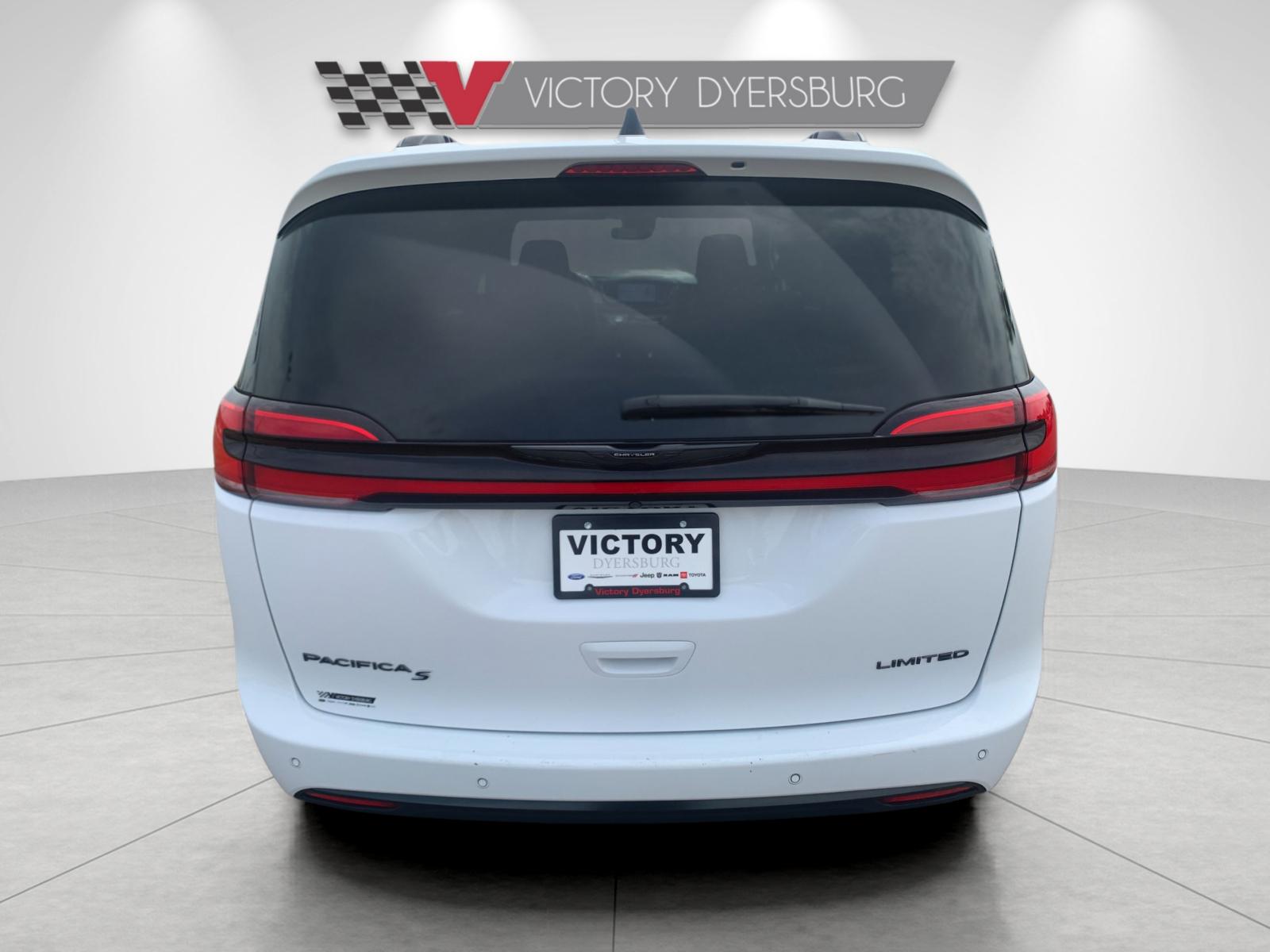 Used 2025 White Chrysler Limited image 5
