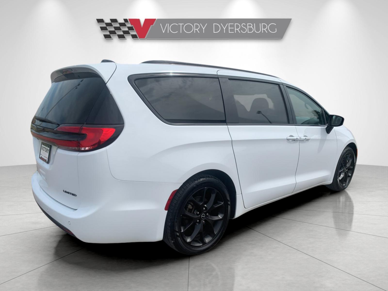 Used 2025 White Chrysler Limited image 4