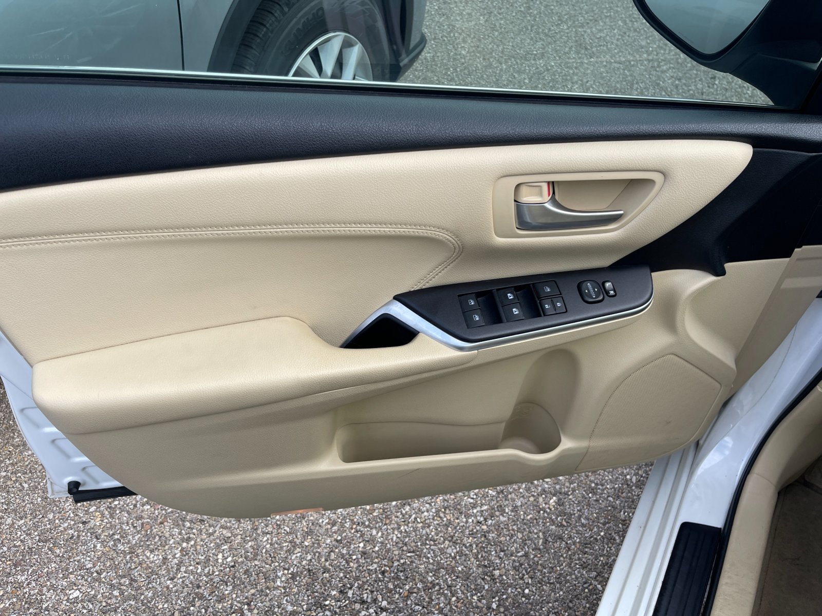 Used 2015 White Toyota XLE image 11