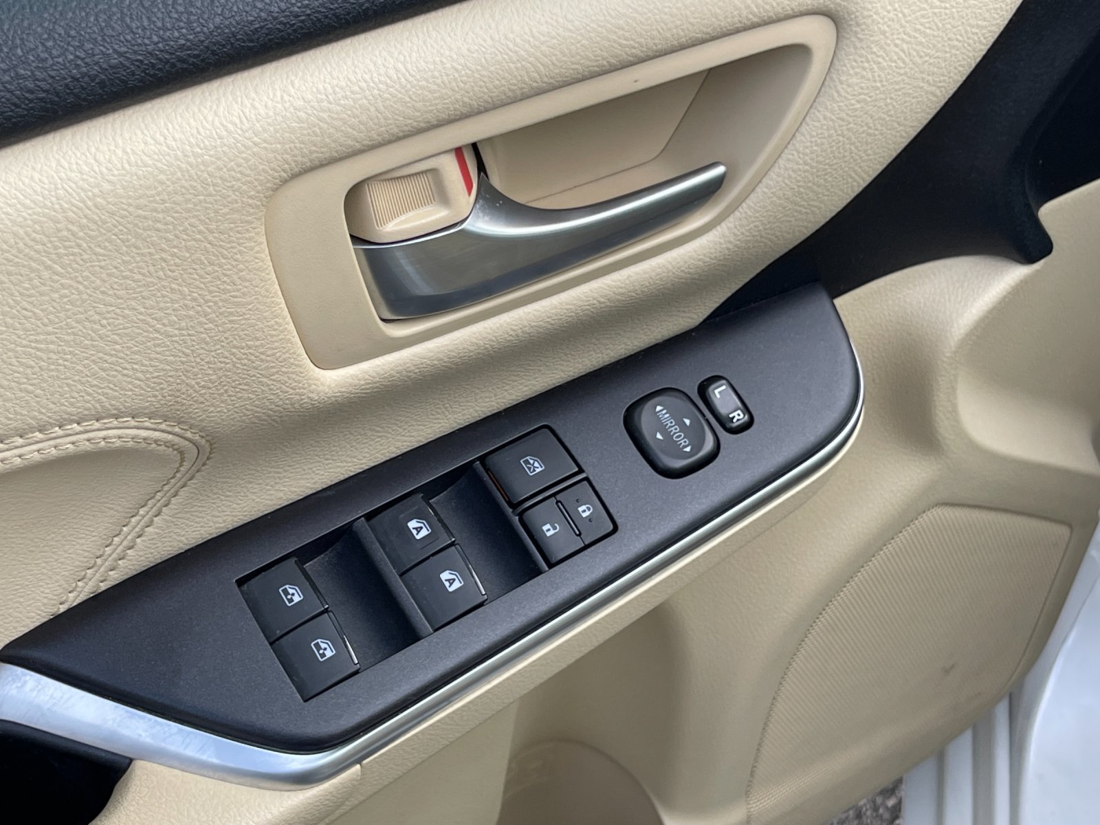 Used 2015 White Toyota XLE image 12