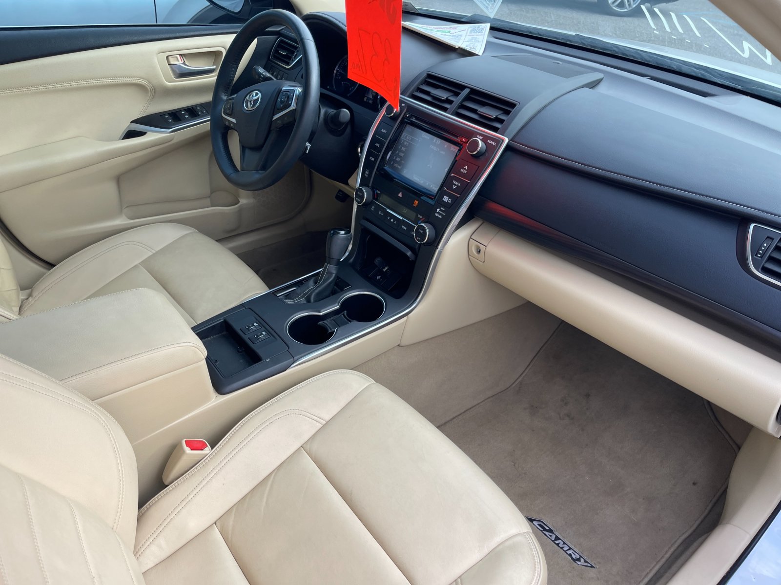 Used 2015 White Toyota XLE image 18