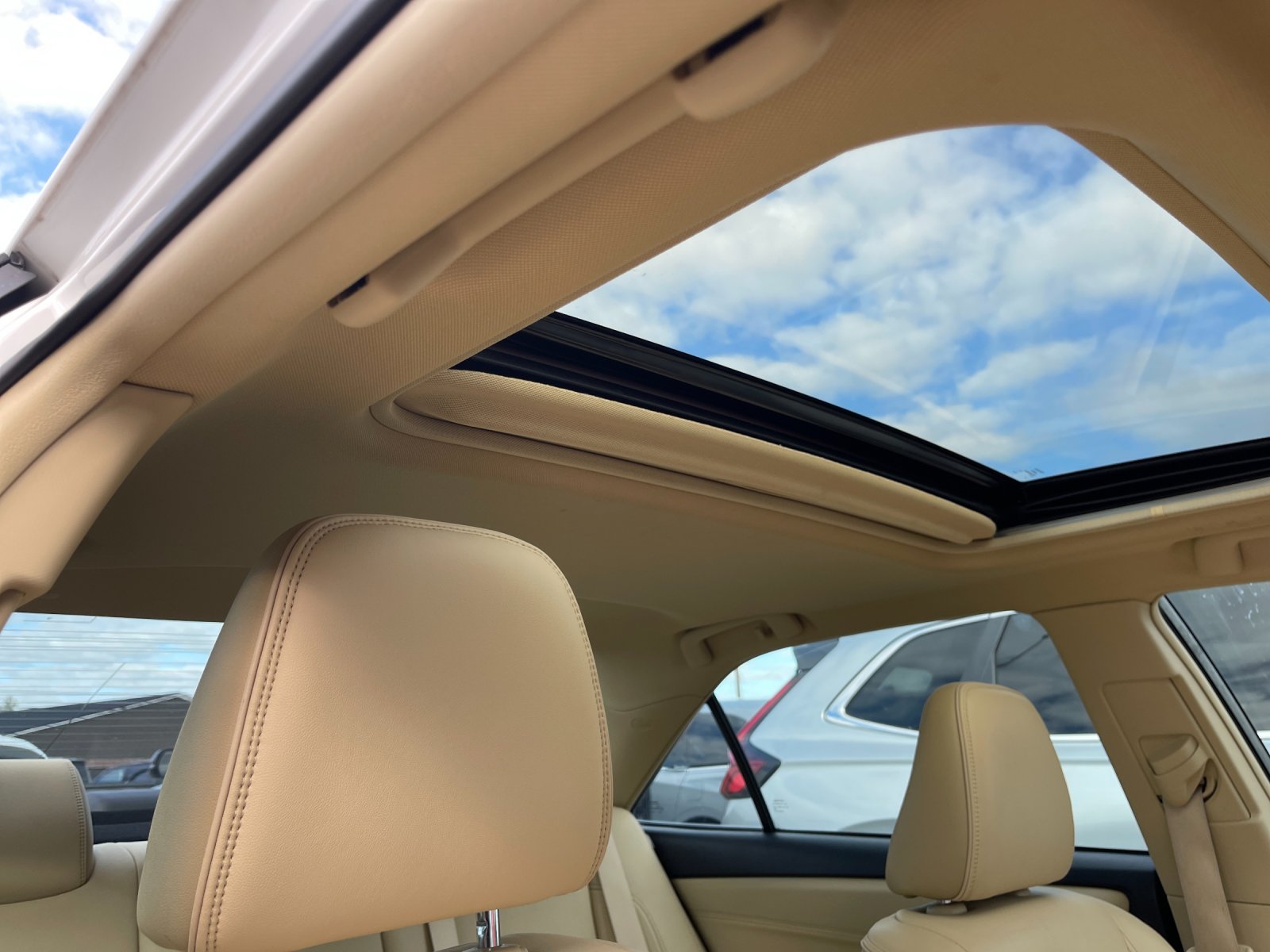 Used 2015 White Toyota XLE image 17