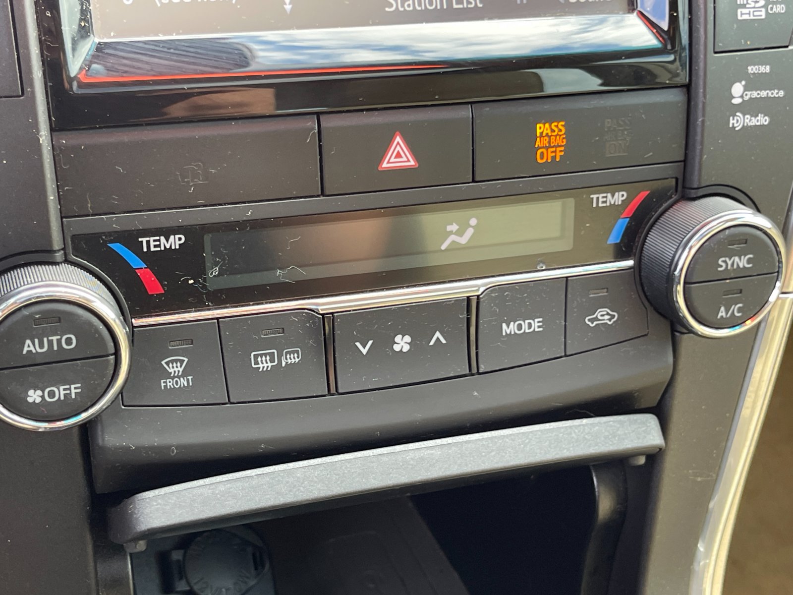 Used 2015 White Toyota XLE image 22
