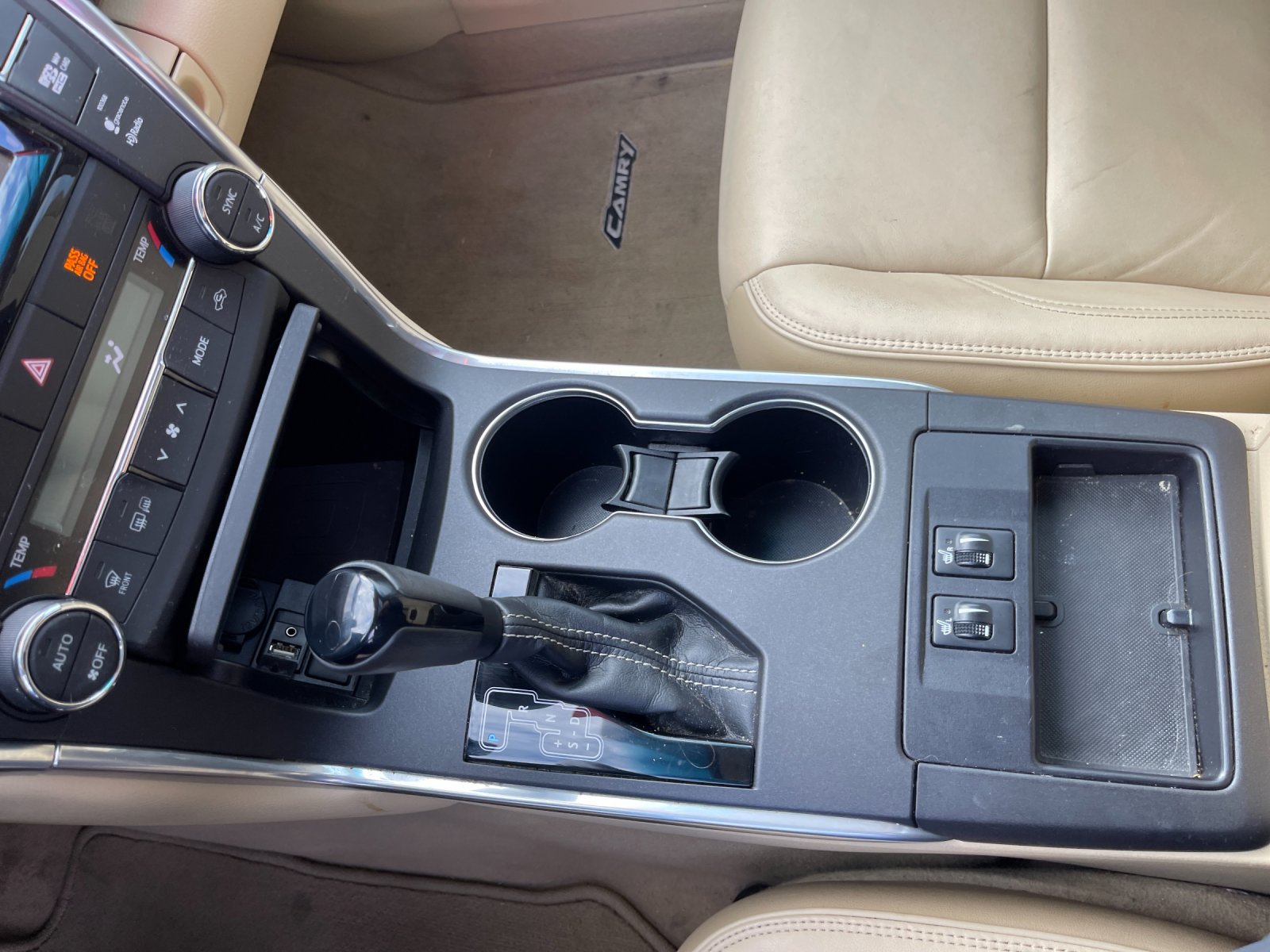 Used 2015 White Toyota XLE image 23
