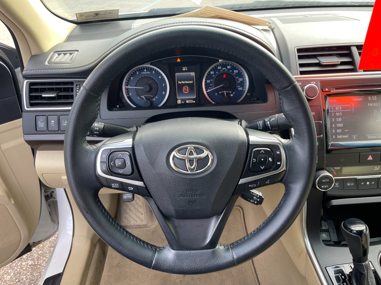 Used 2015 White Toyota XLE image 25
