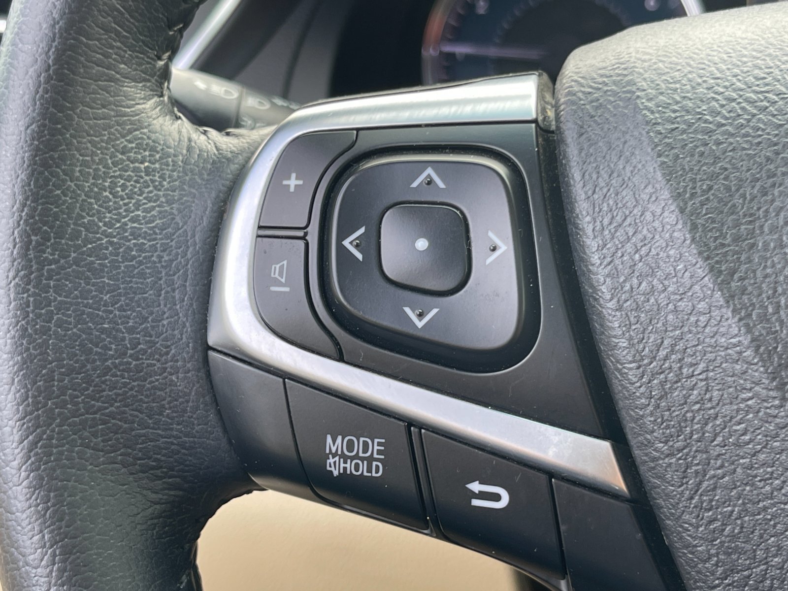 Used 2015 White Toyota XLE image 26