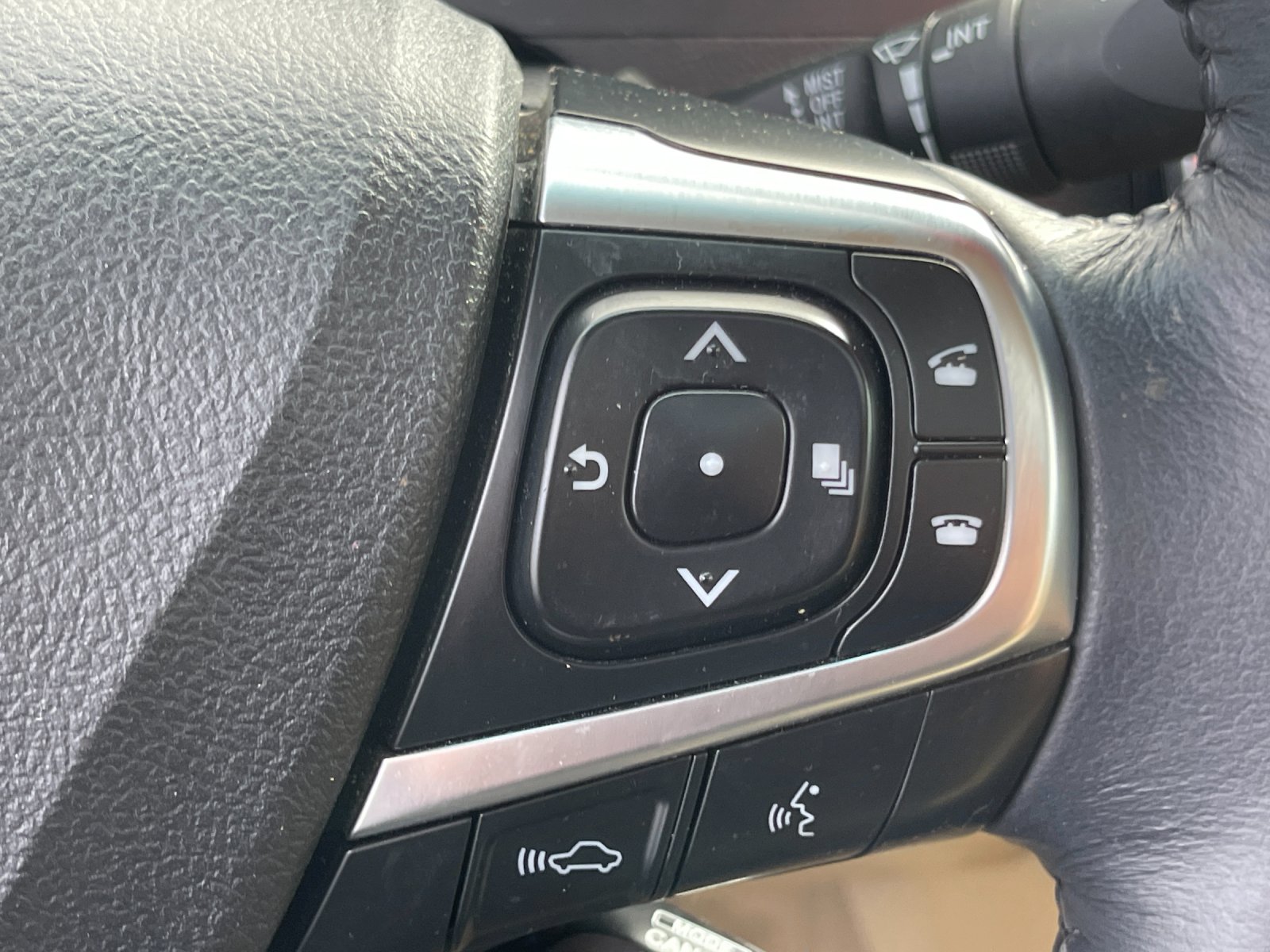 Used 2015 White Toyota XLE image 27