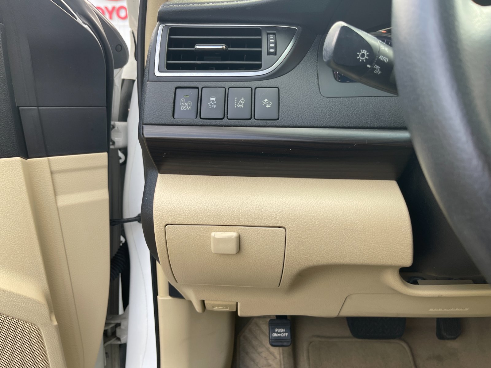 Used 2015 White Toyota XLE image 30