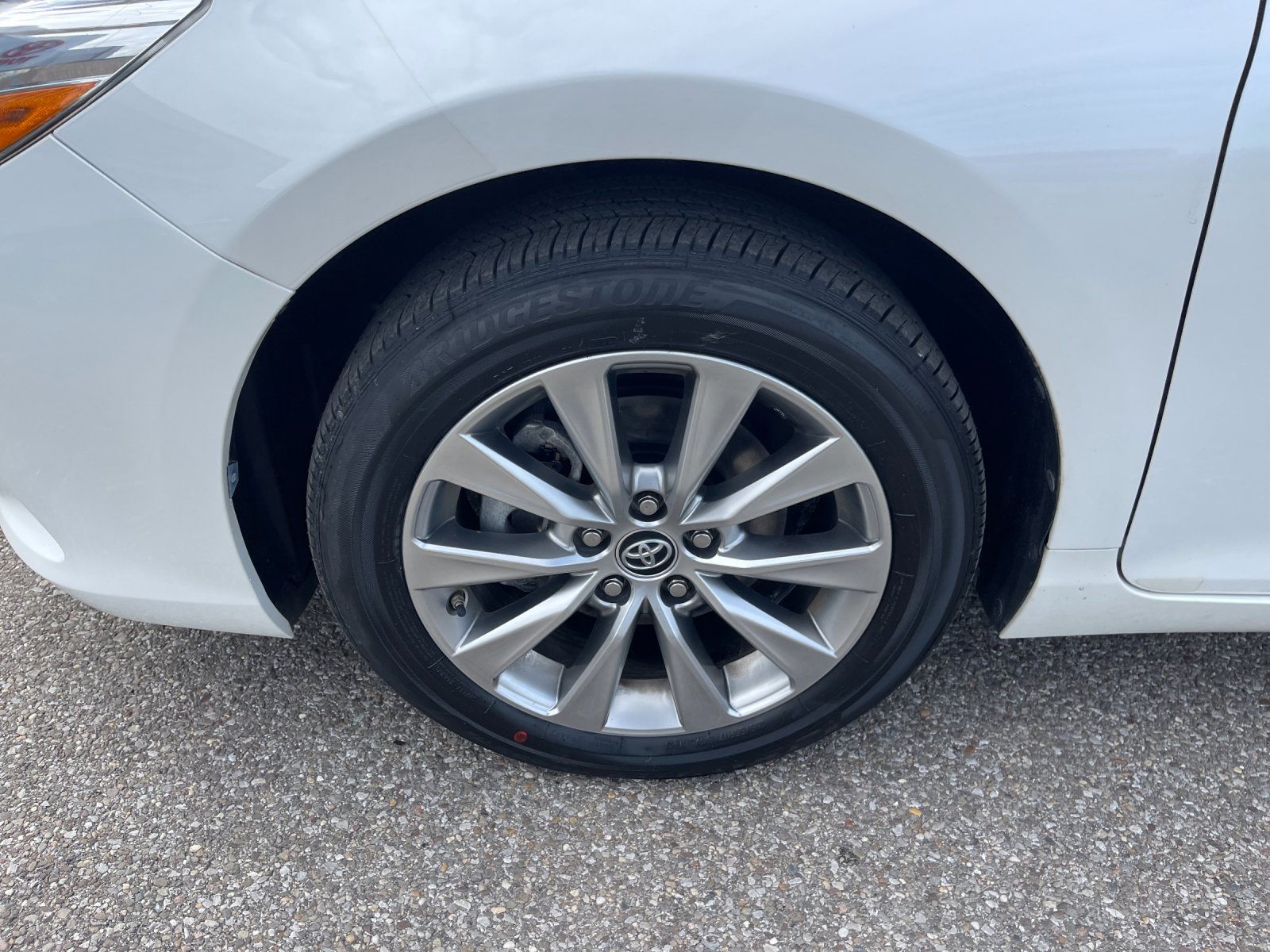 Used 2015 White Toyota XLE image 31