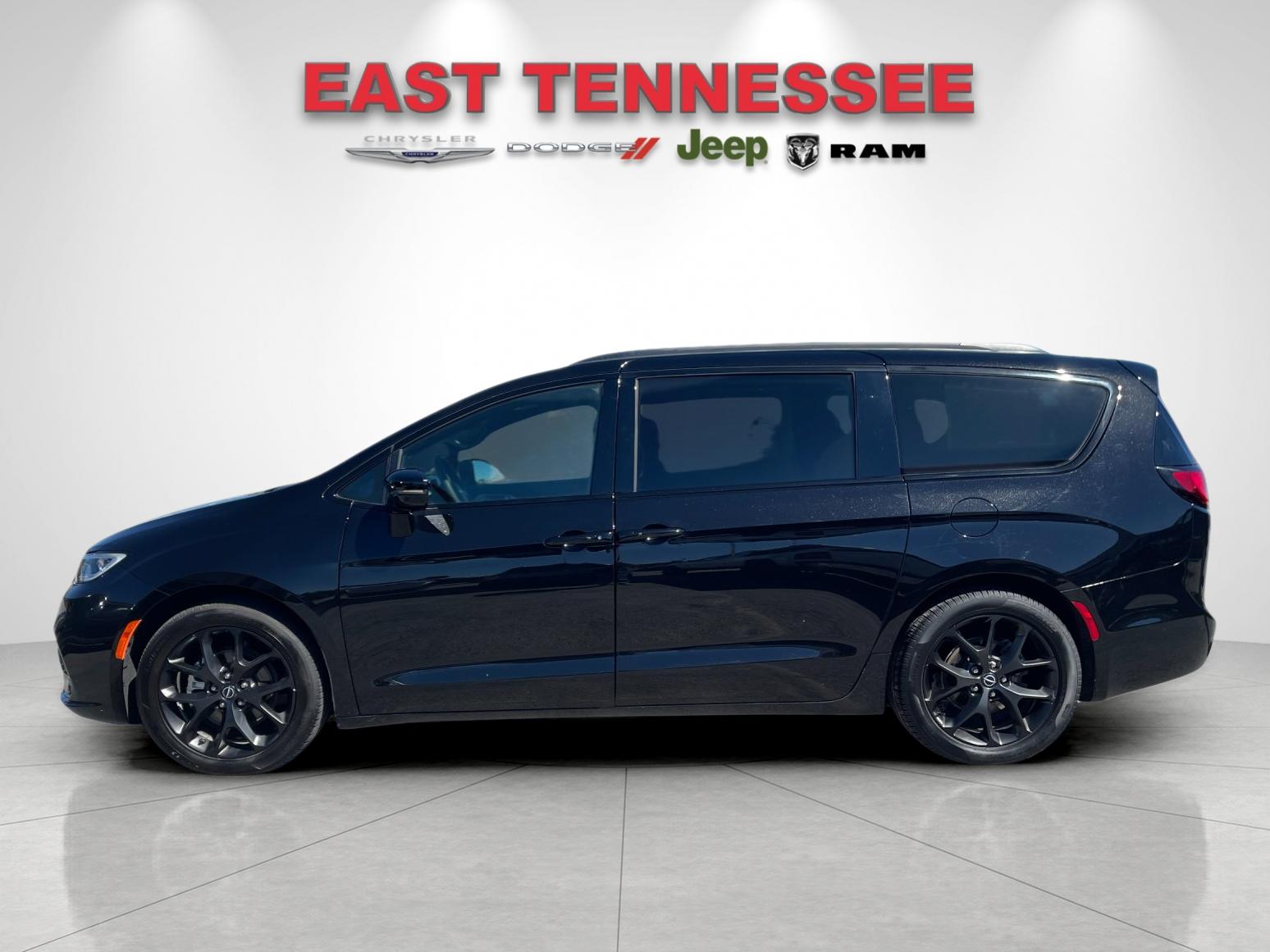 Used 2025 Black Chrysler Limited image 6