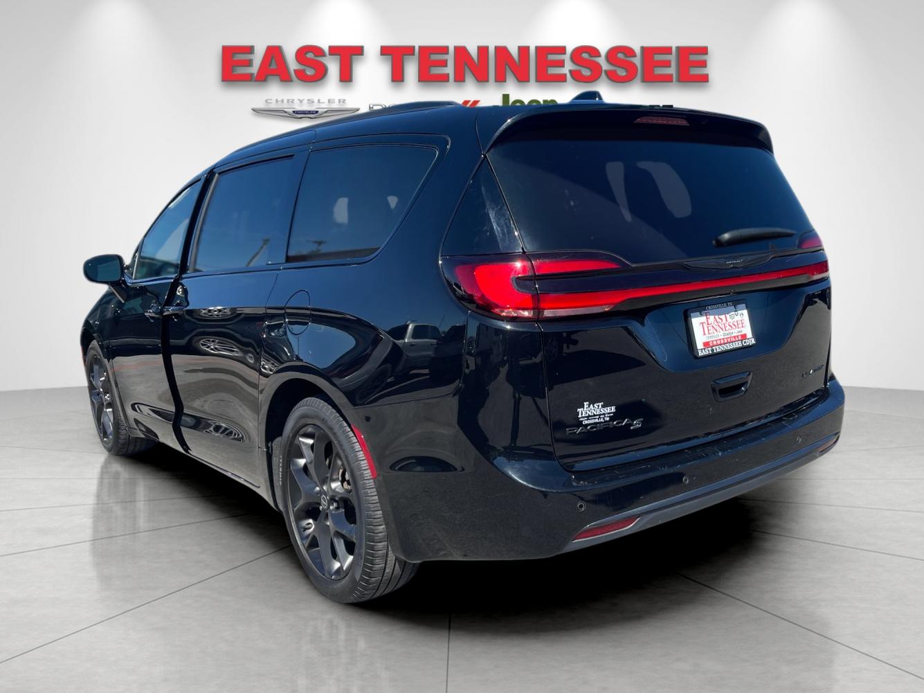 Used 2025 Black Chrysler Limited image 5