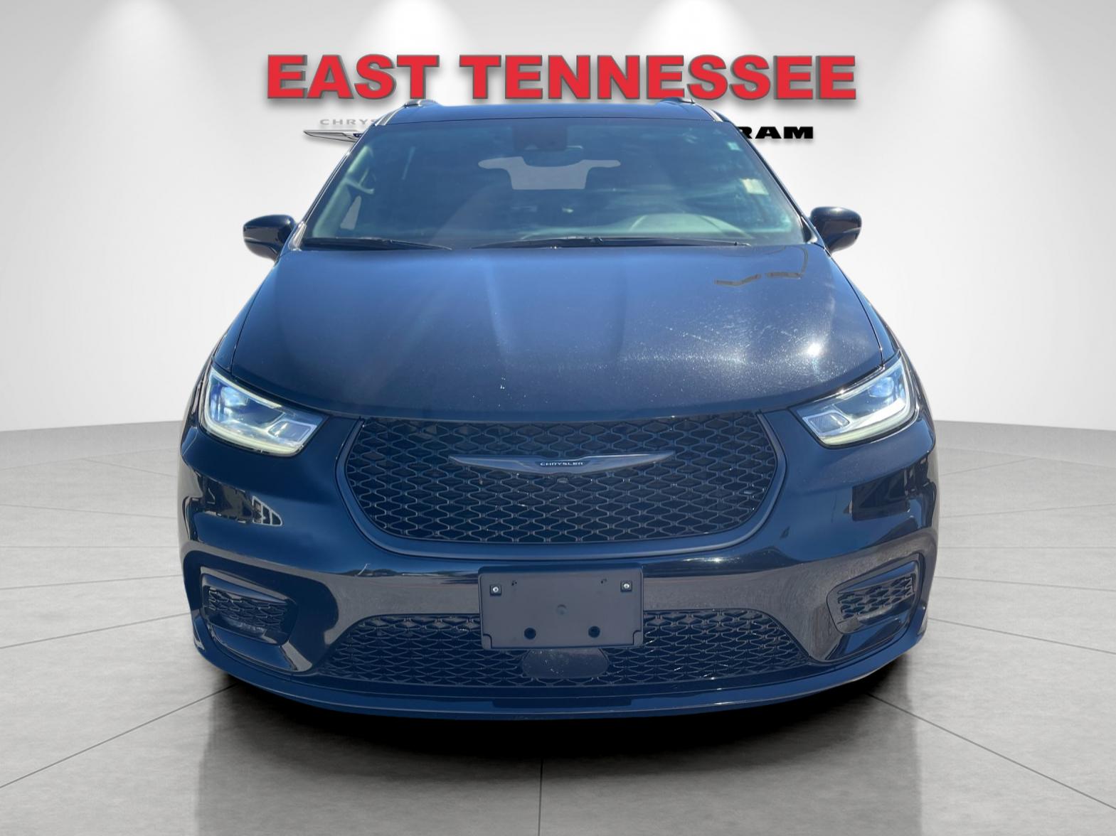 Used 2025 Black Chrysler Limited image 9