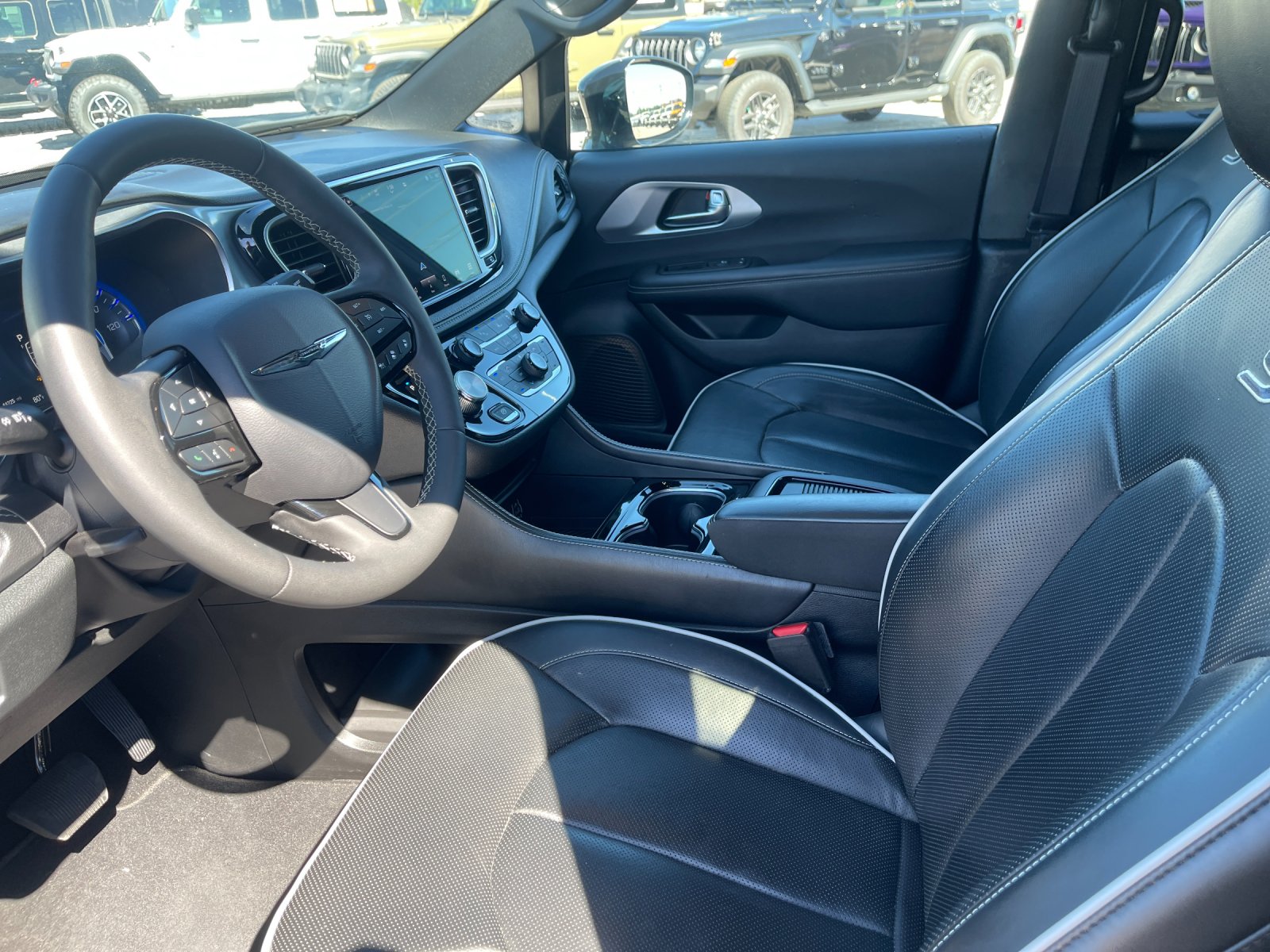 Used 2025 Black Chrysler Limited image 10