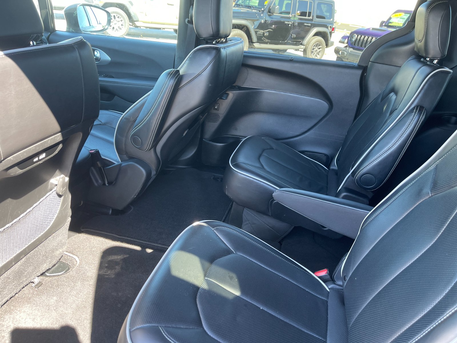 Used 2025 Black Chrysler Limited image 13