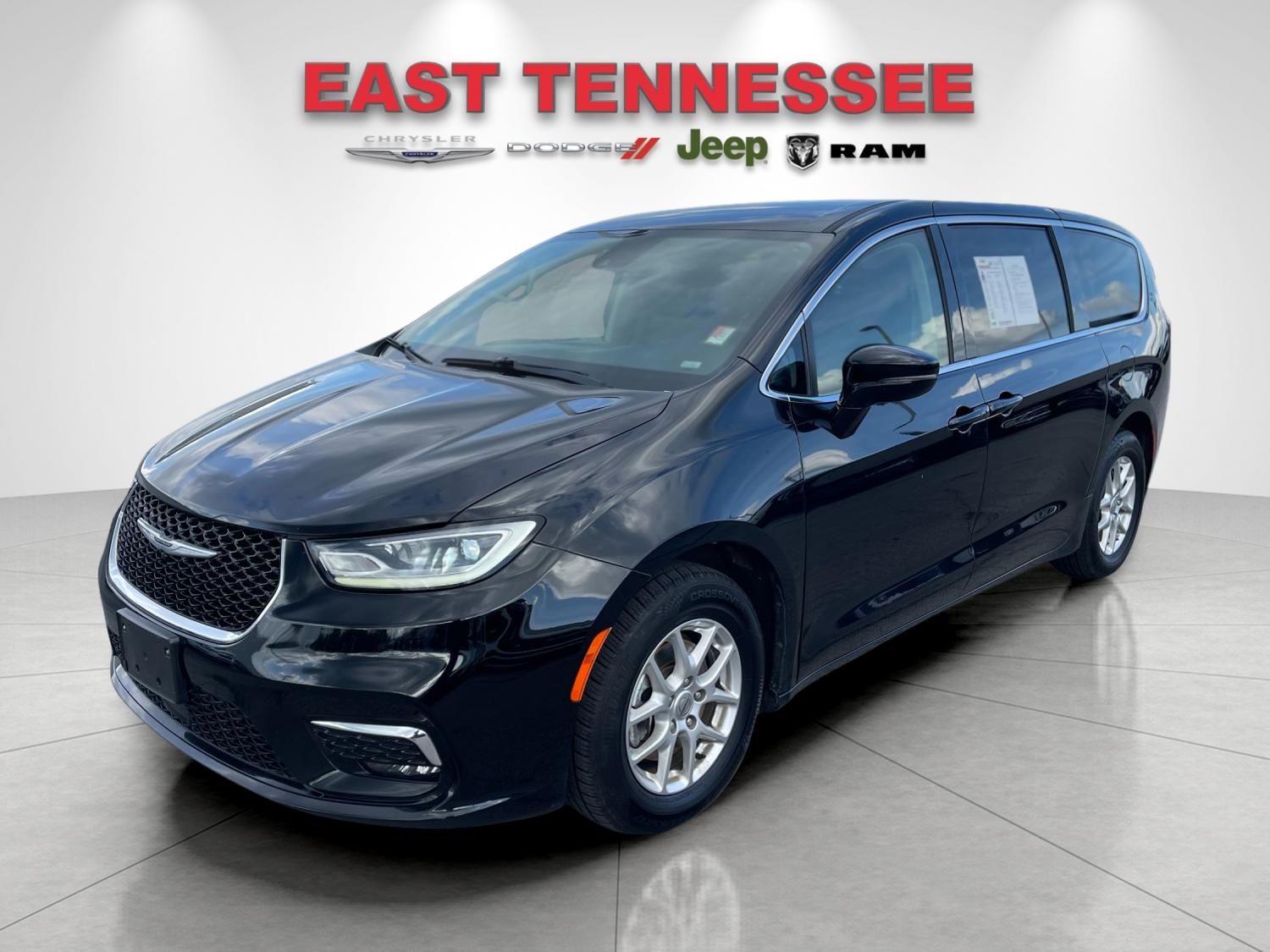 Used 2024 Black Chrysler Touring L image 7