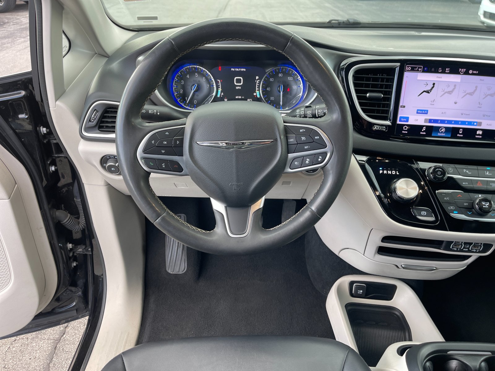 Used 2024 Black Chrysler Touring L image 17