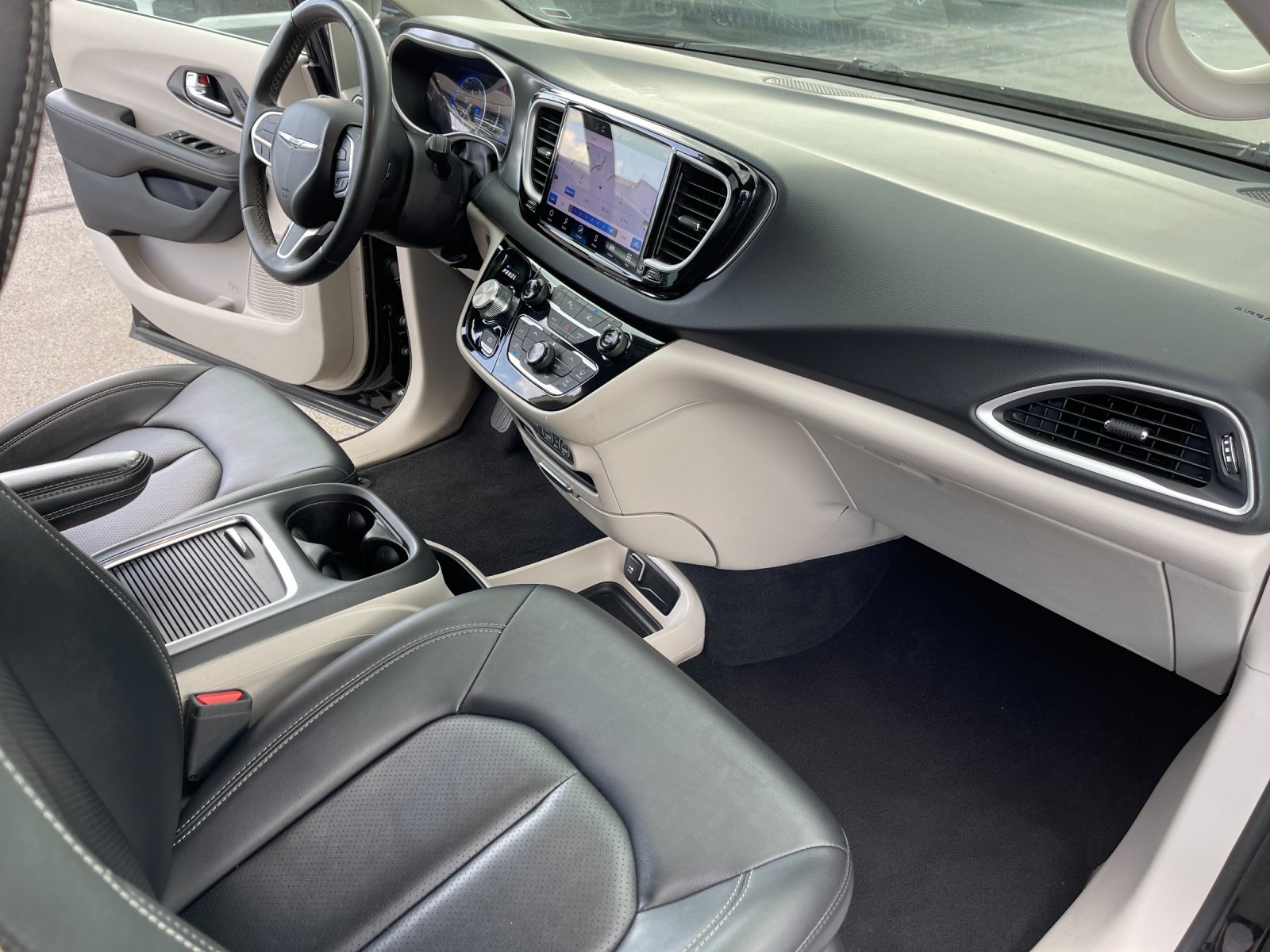 Used 2024 Black Chrysler Touring L image 20