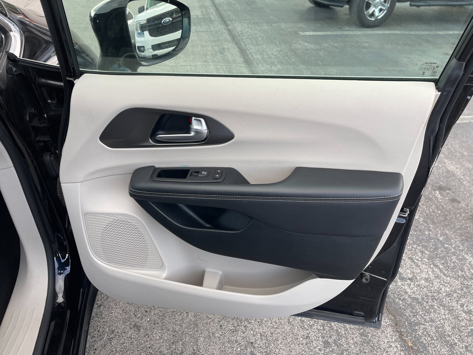 Used 2024 Black Chrysler Touring L image 21