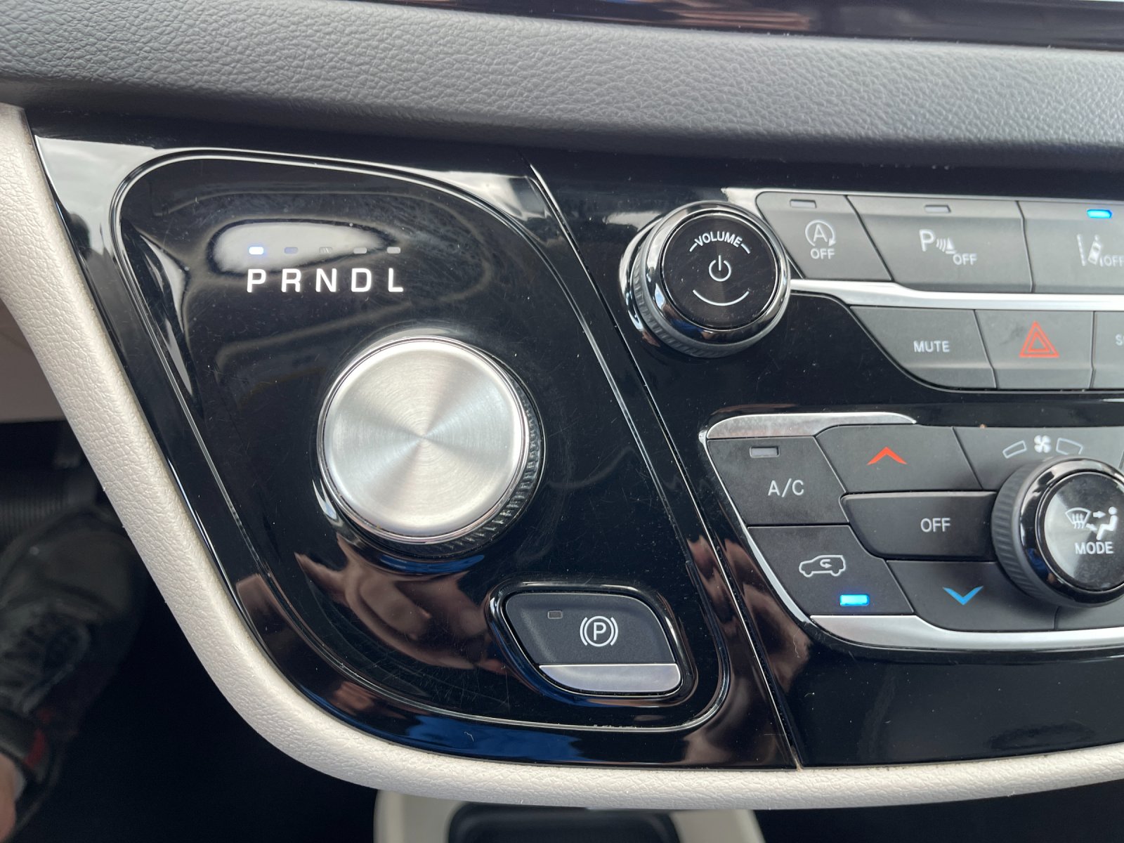 Used 2024 Black Chrysler Touring L image 25