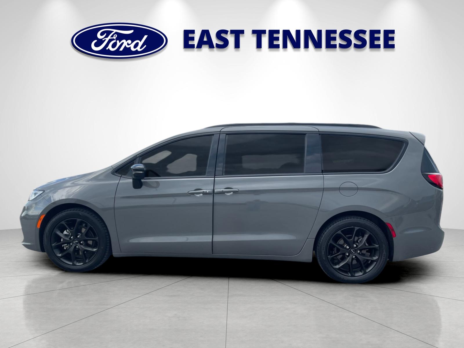 Used 2025 White Chrysler Limited image 6