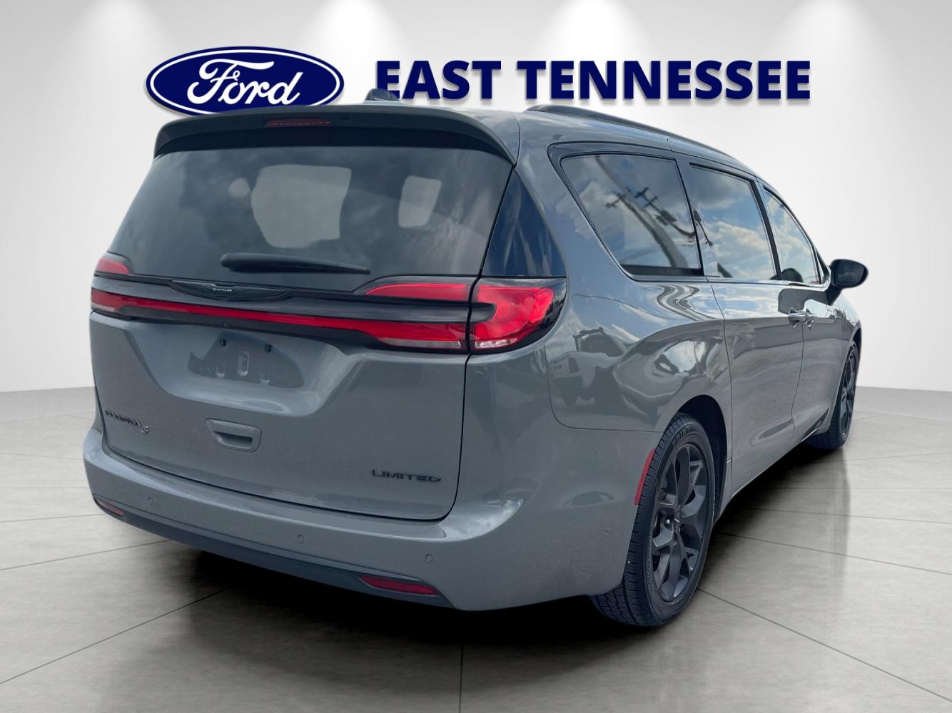 Used 2025 White Chrysler Limited image 3