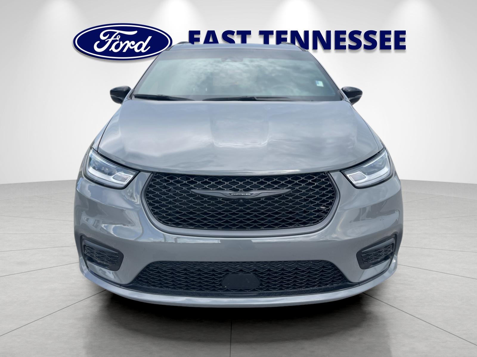 Used 2025 White Chrysler Limited image 9