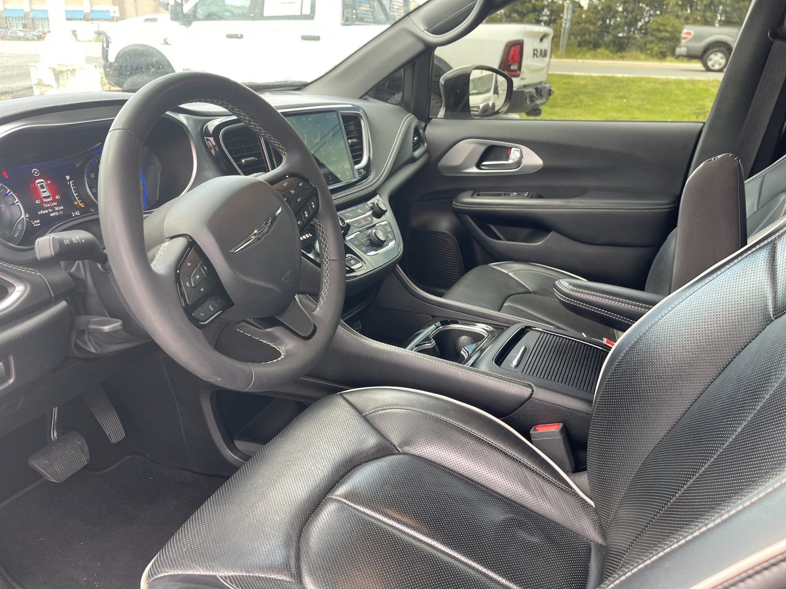Used 2025 White Chrysler Limited image 11