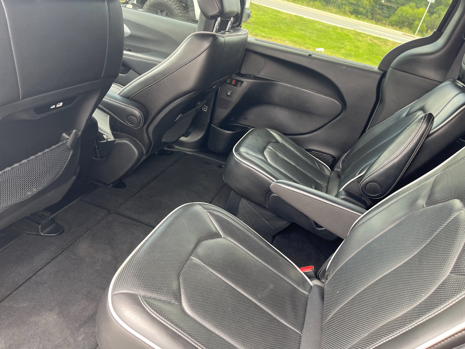 Used 2025 White Chrysler Limited image 14