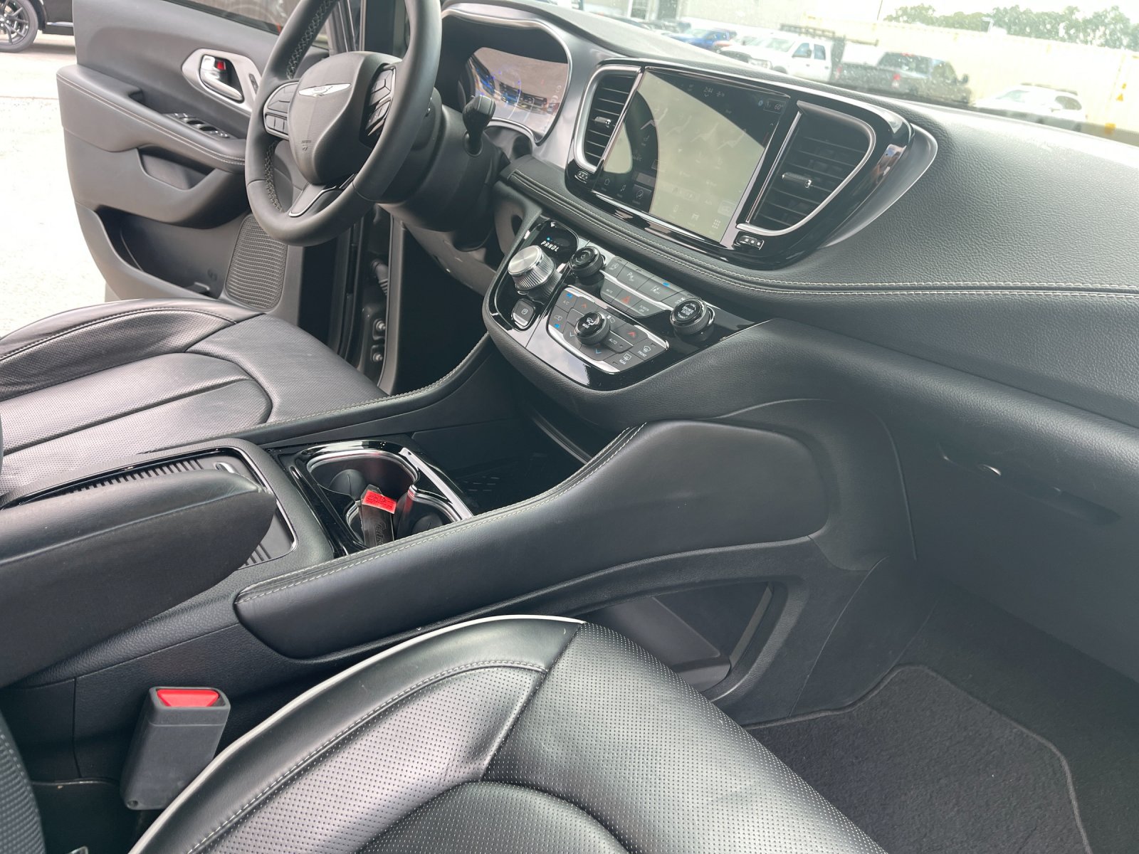 Used 2025 White Chrysler Limited image 19