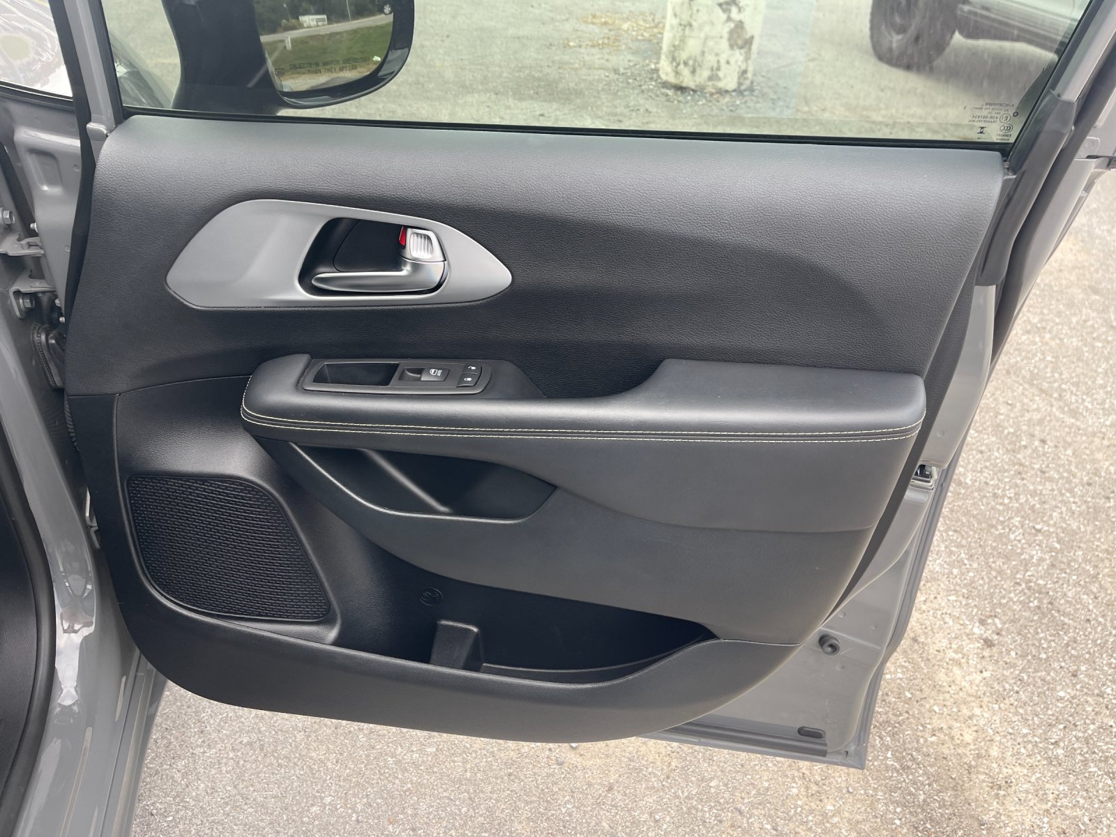 Used 2025 White Chrysler Limited image 21