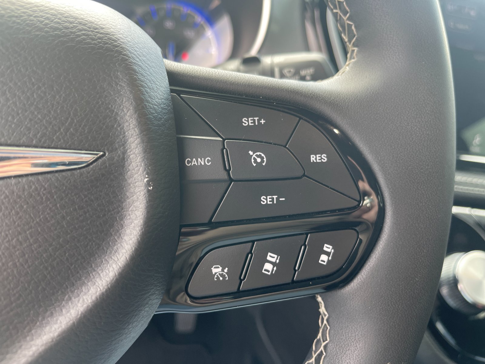 Used 2025 White Chrysler Limited image 29