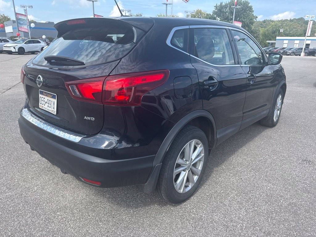 Used 2018 Black Nissan S image 5