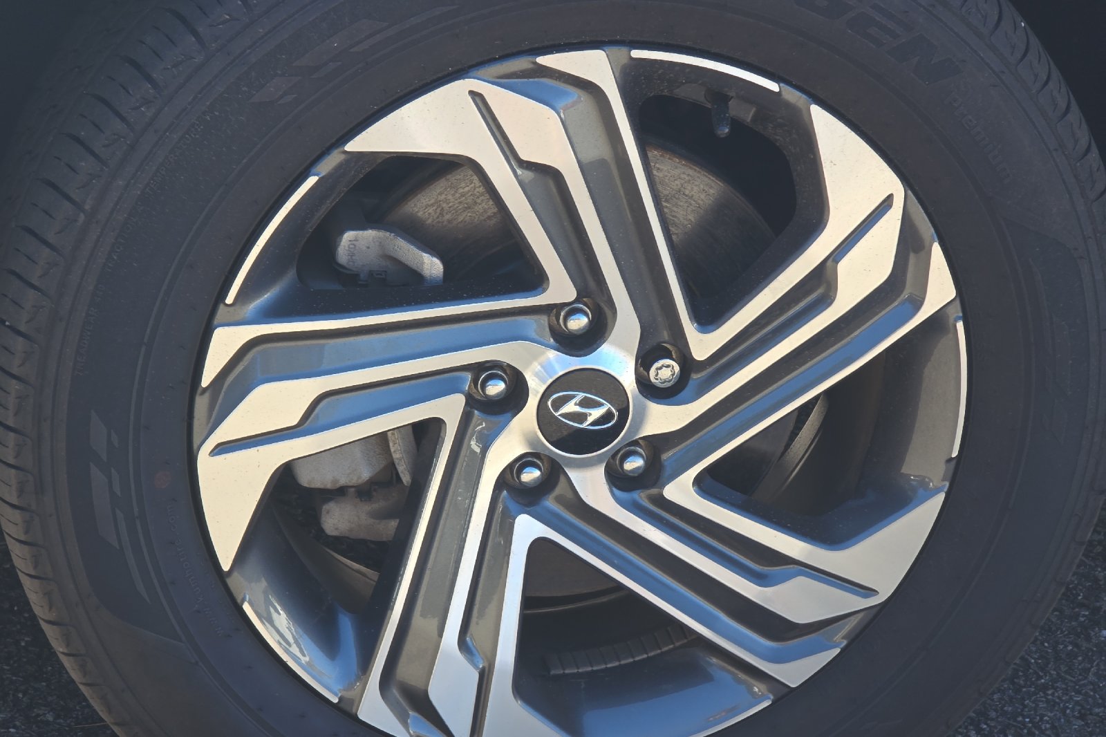 Used 2023 Shimmering Silver Pearl Hyundai SE image 25