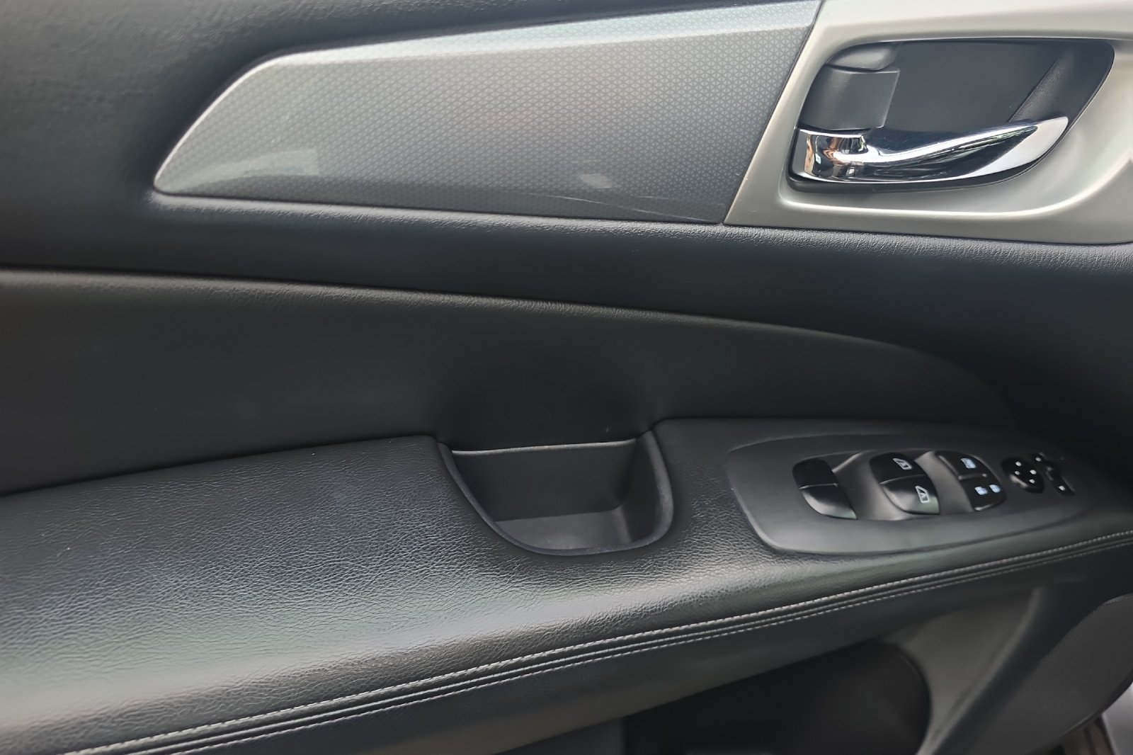 Used 2019 Gun Metallic Nissan SL image 12
