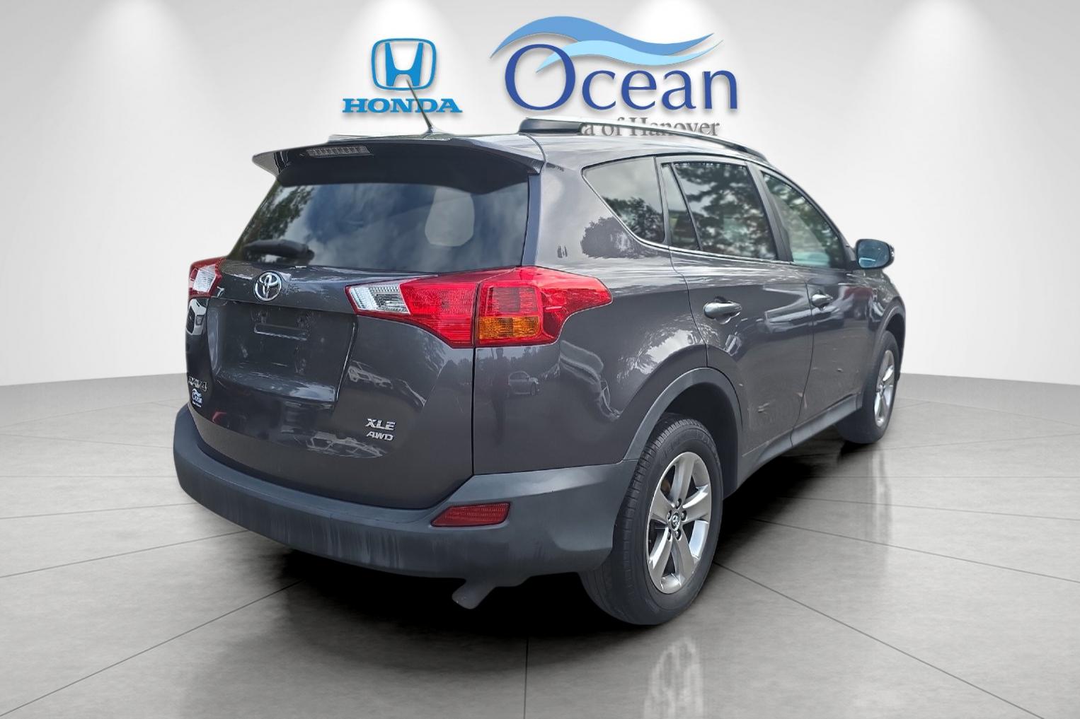 Used 2015 Magnetic Gray Metallic Toyota XLE image 3