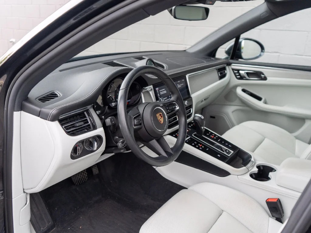 Used 2024  Porsche  image 4