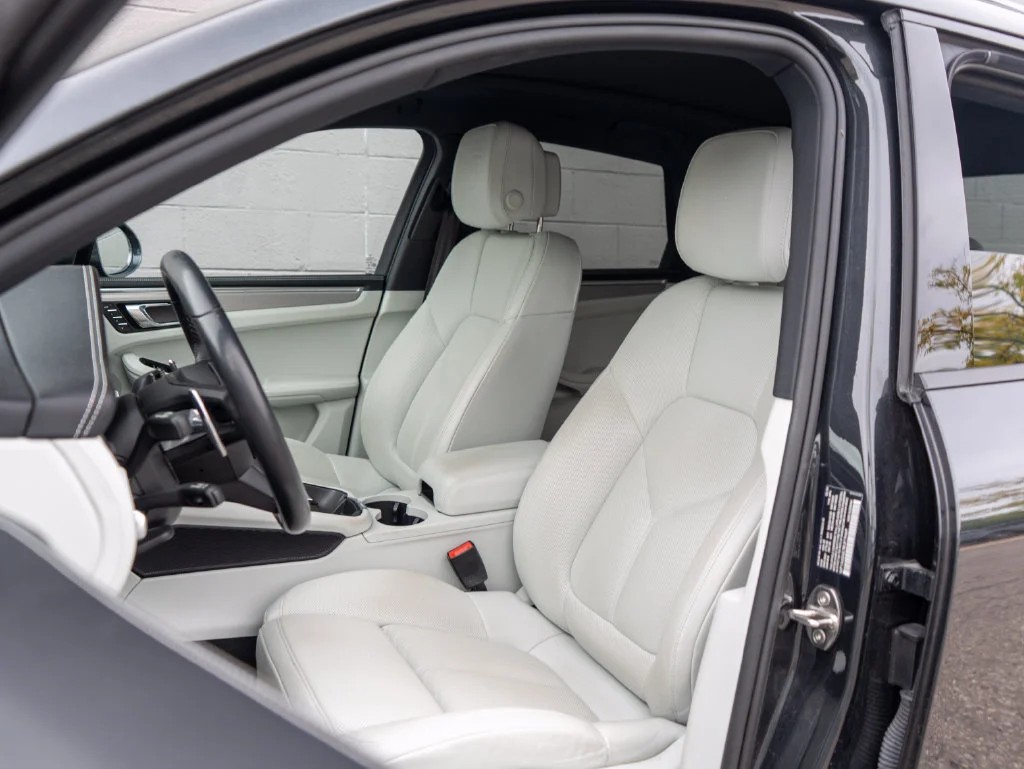 Used 2024  Porsche  image 5