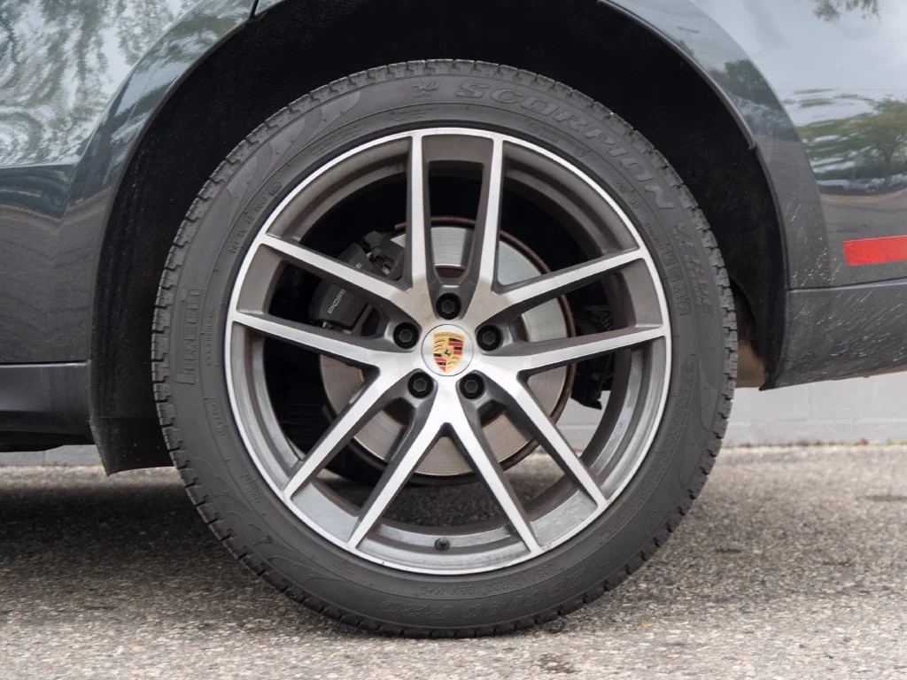Used 2024  Porsche  image 13