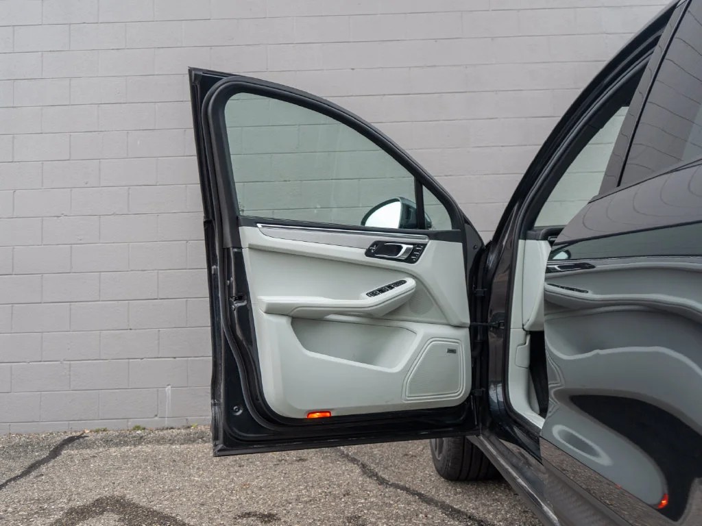 Used 2024  Porsche  image 15