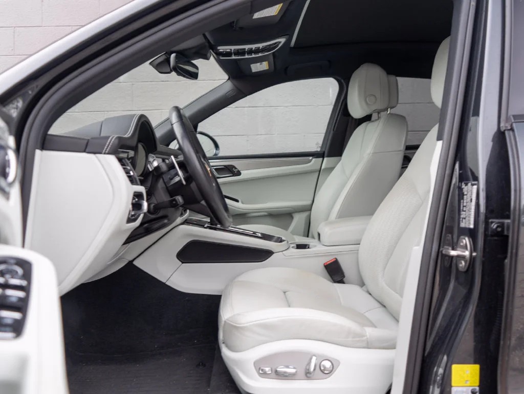 Used 2024  Porsche  image 17