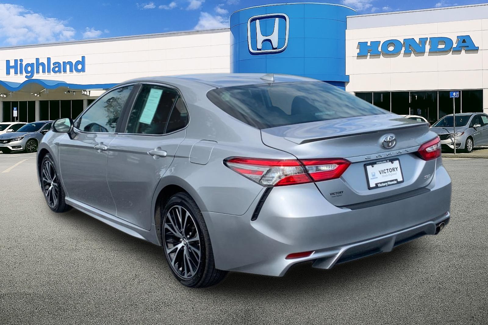 Used 2019 Silver Toyota SE image 3