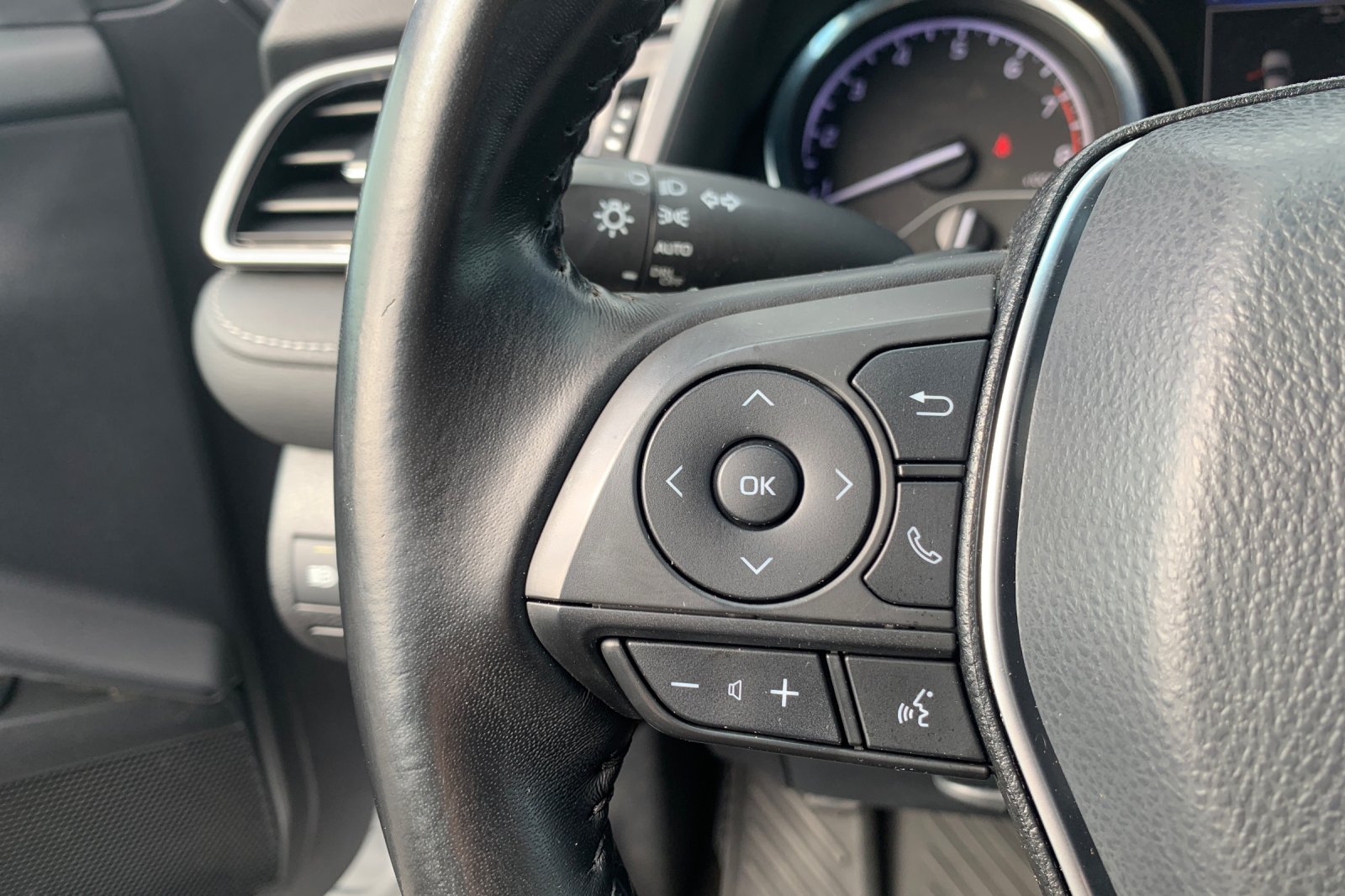 Used 2019 Silver Toyota SE image 28
