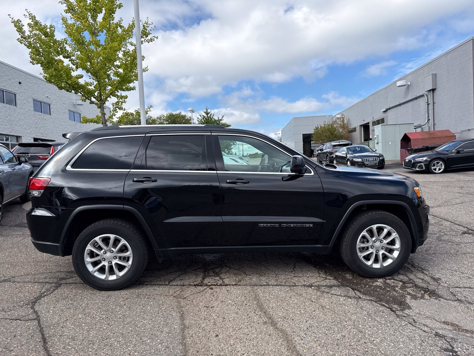 Used 2021 Diamond Black Jeep Laredo E image 8