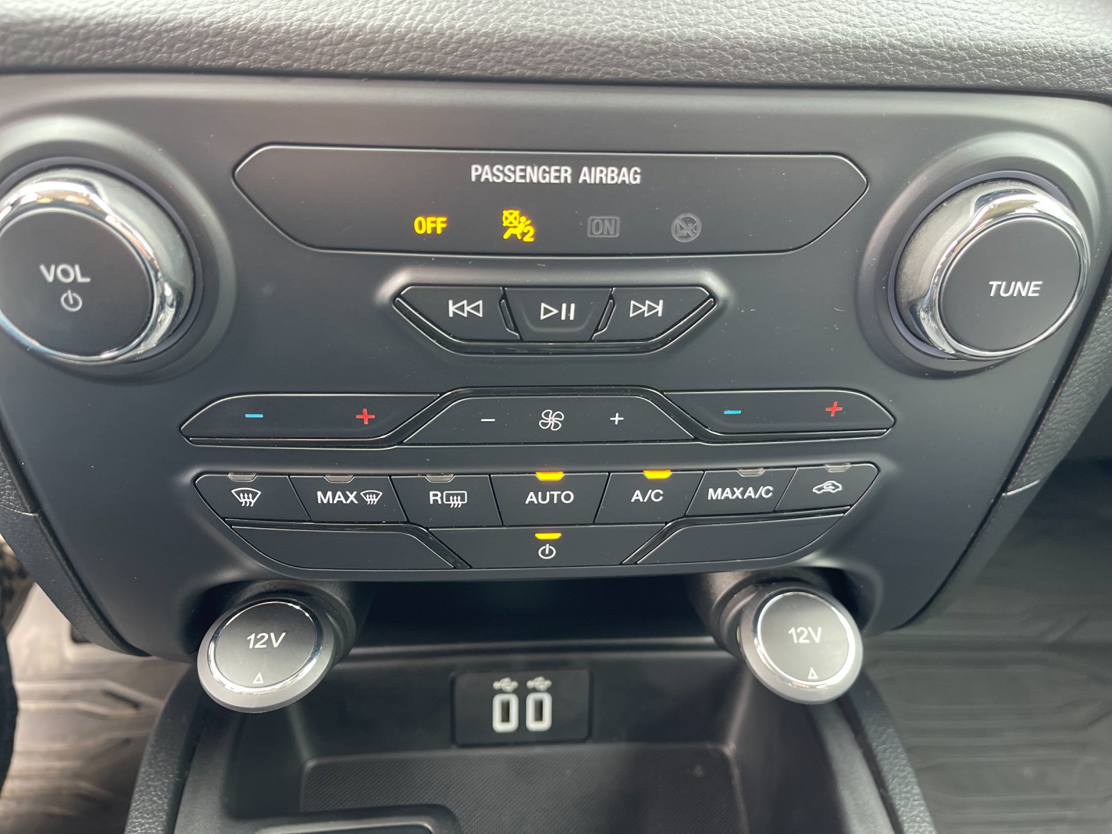 Used 2020 Oxford White Ford XLT image 22