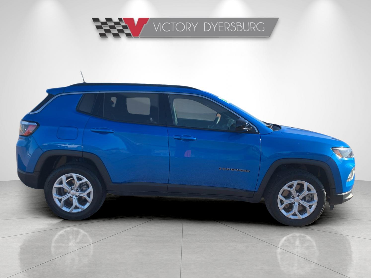 Used 2024 Blue Jeep Latitude image 3
