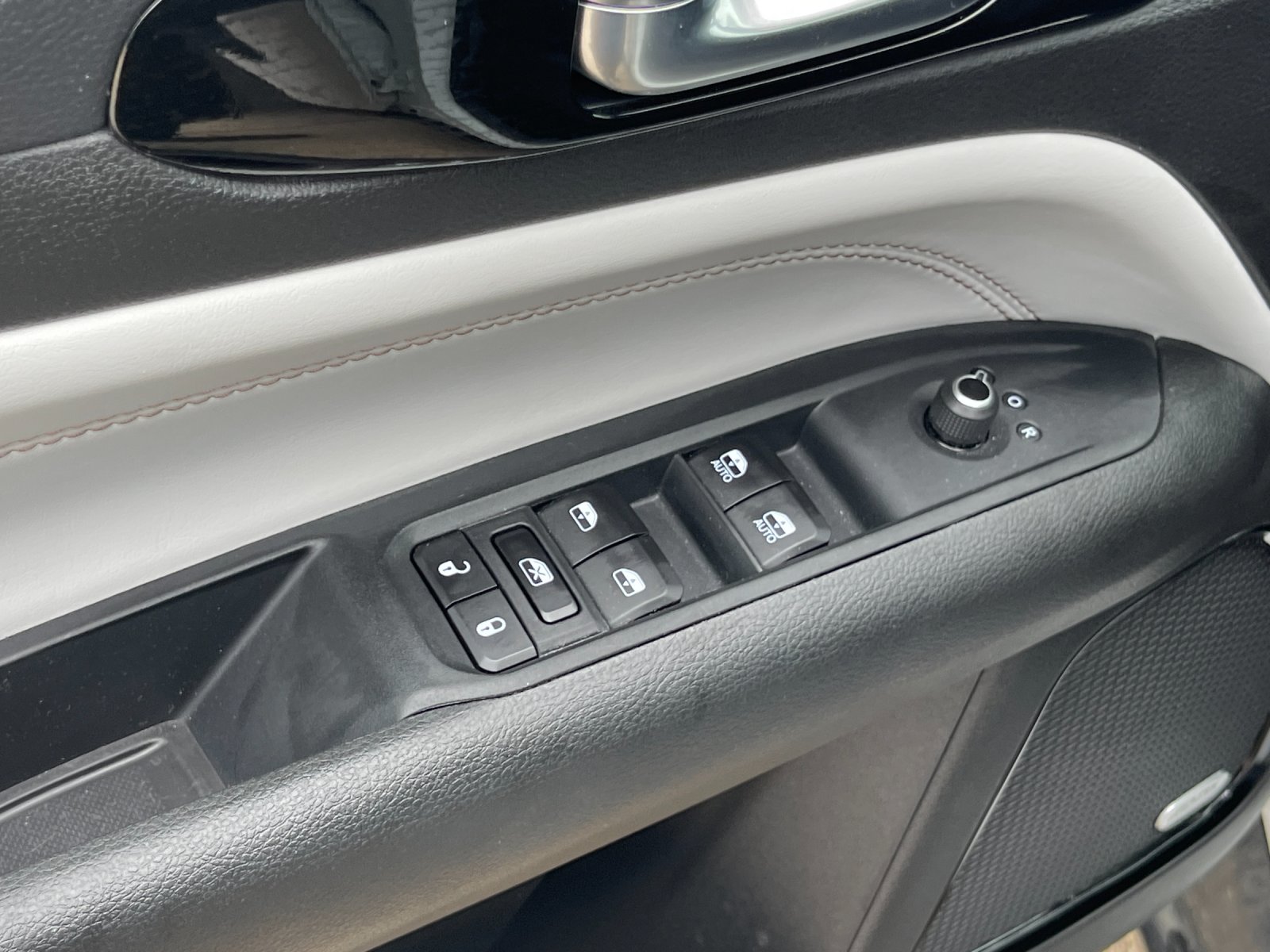 Used 2025 White Jeep Limited image 12