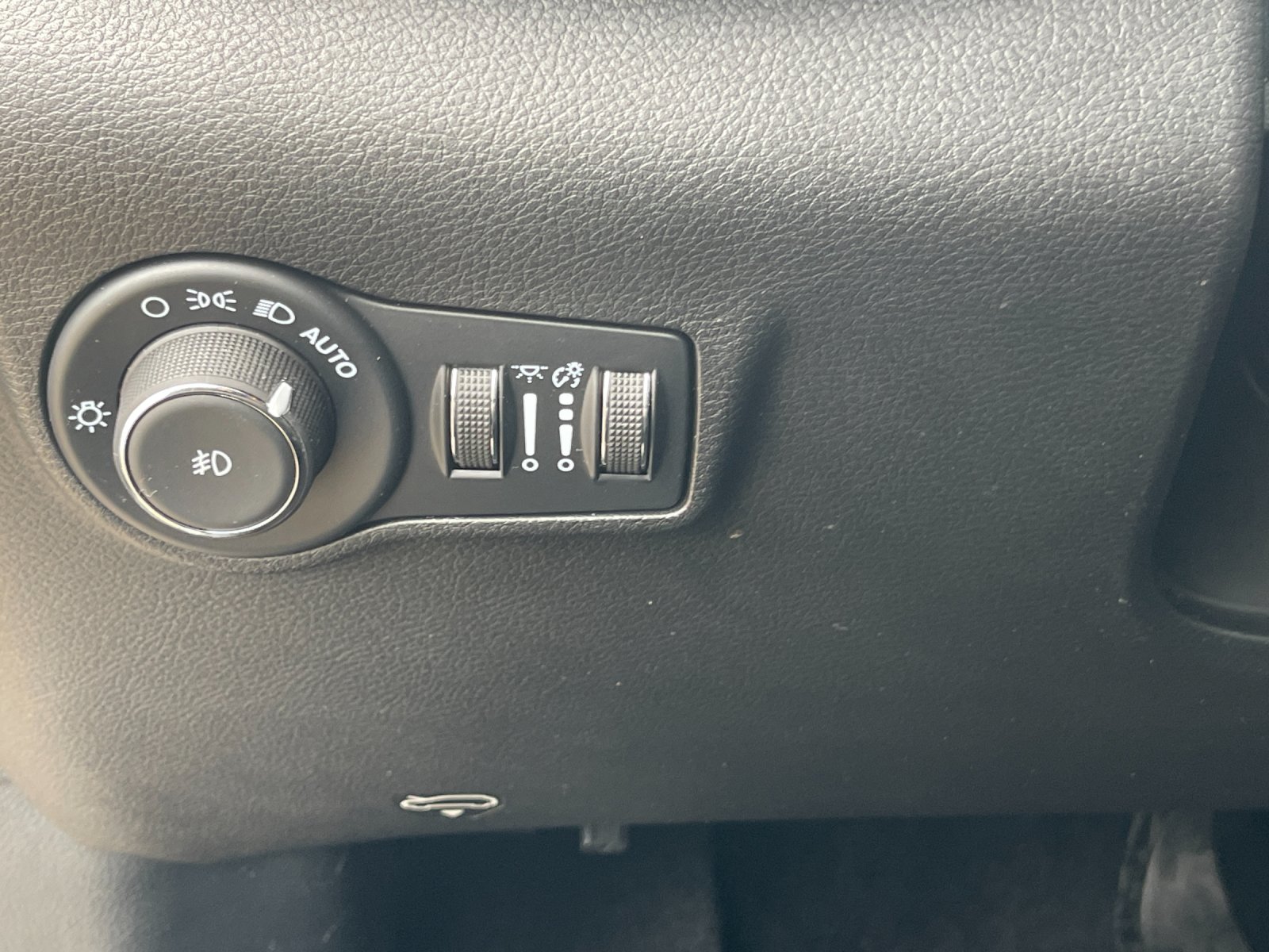 Used 2025 White Jeep Limited image 30