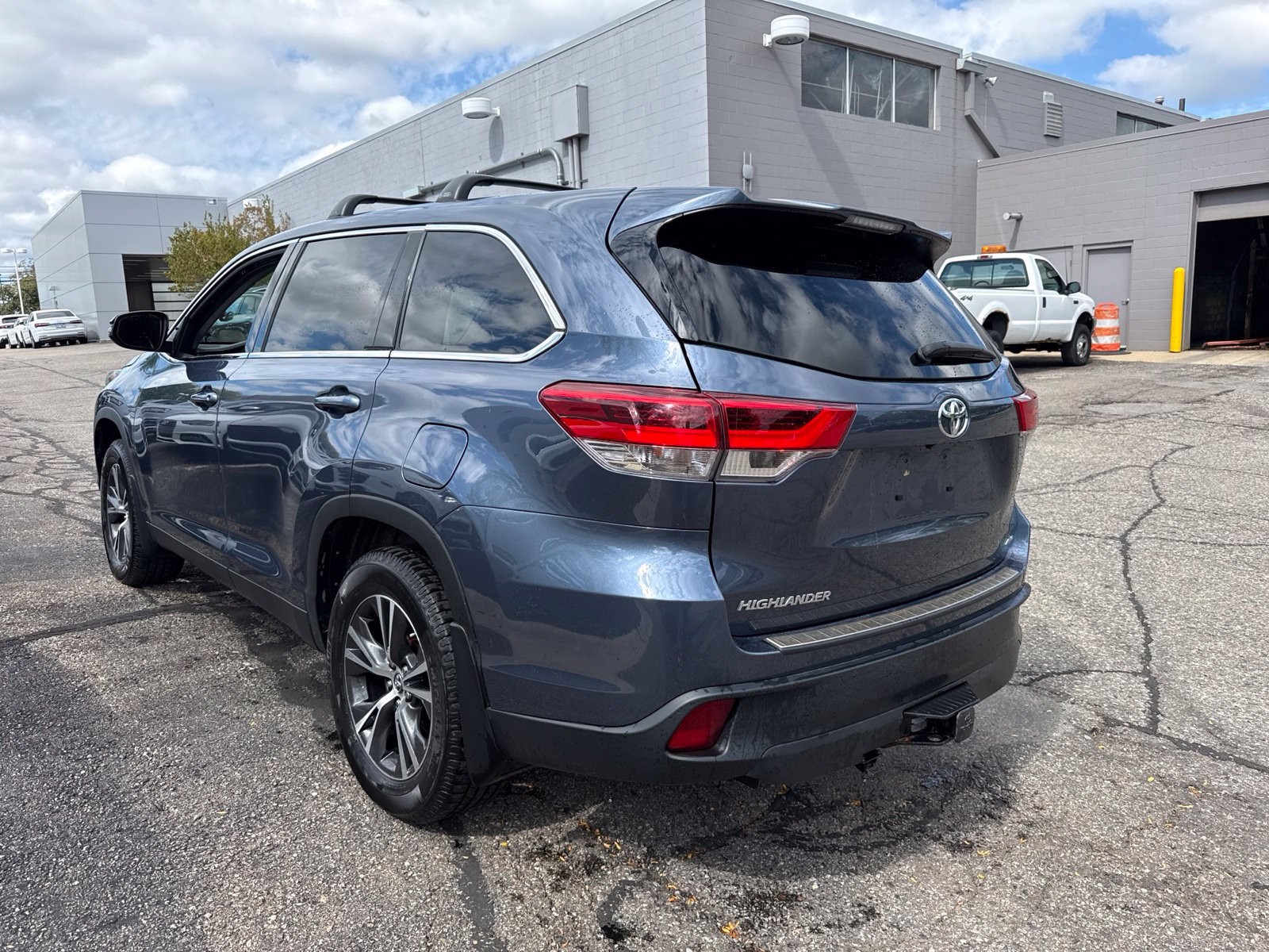 Used 2019 Shoreline Mist Toyota LE image 5