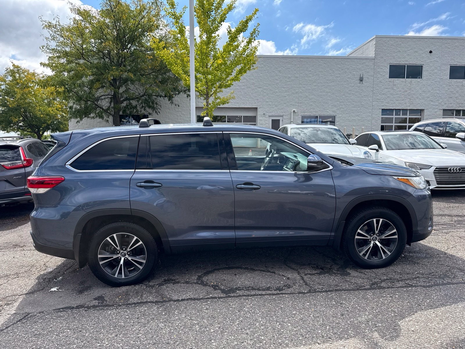Used 2019 Shoreline Mist Toyota LE image 8