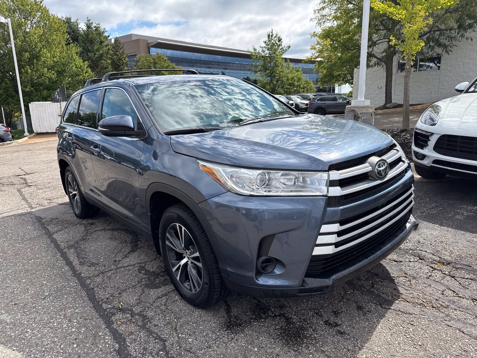 Used 2019 Shoreline Mist Toyota LE image 11